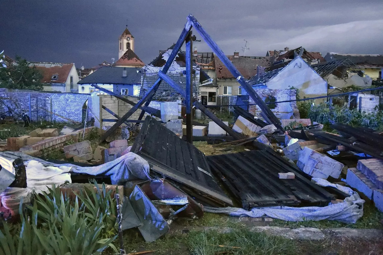 Niszczycielska siła tornado w Czechach! [WIDEO]